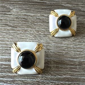 Vintage style white earrings A785
